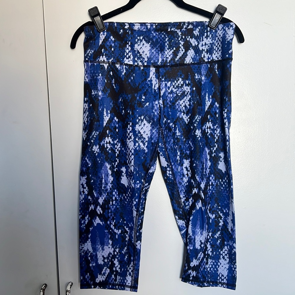 ALO Yoga capri snakeskin print leggings, size small